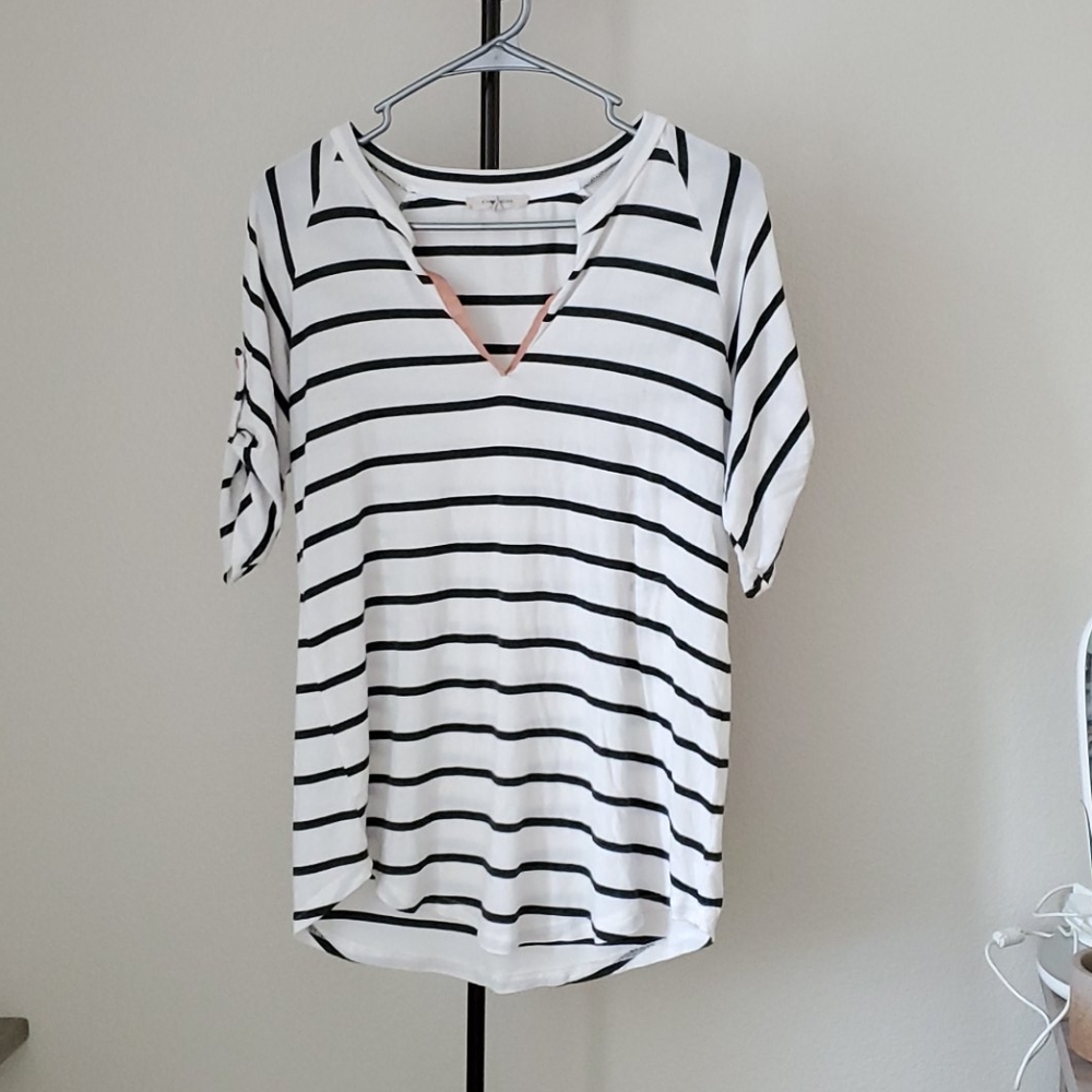 Grey/white mid sleeve shirt